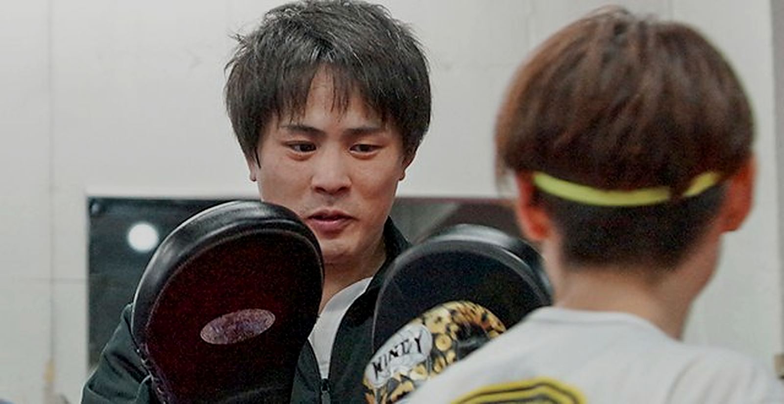 トレーナーとマンツーマンのミット打ち